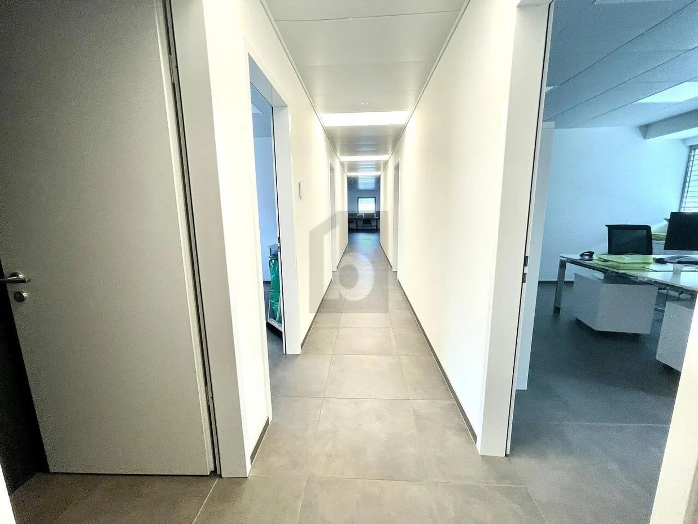 Modernes Gewerbeobjekt zu Vermieten - Foto 3 von 6