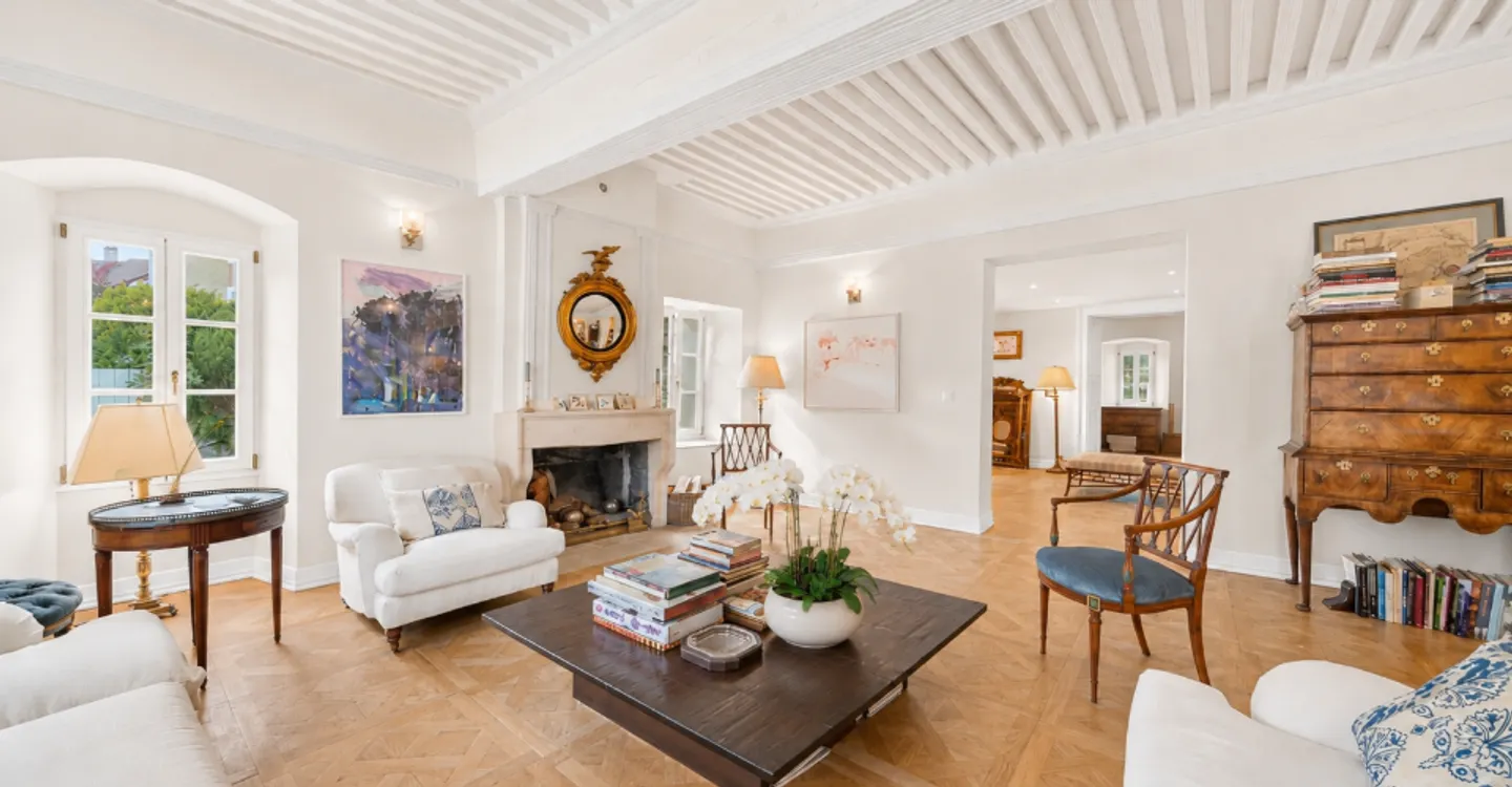 A beautiful renovated historic property in the heart of the village, just moments from Nyon - Photo 5 of 16