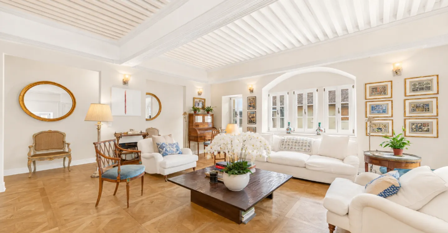 A beautiful renovated historic property in the heart of the village, just moments from Nyon - Photo 6 of 16