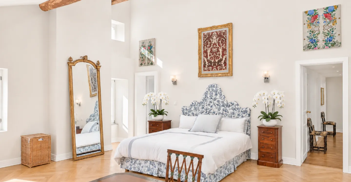 A beautiful renovated historic property in the heart of the village, just moments from Nyon - Photo 8 of 16