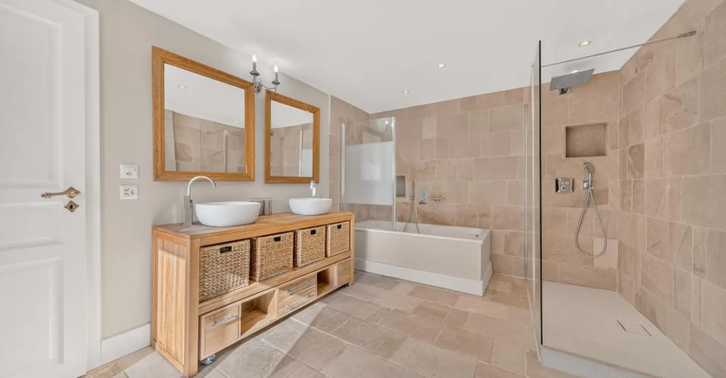 A beautiful renovated historic property in the heart of the village, just moments from Nyon - Photo 9 of 16