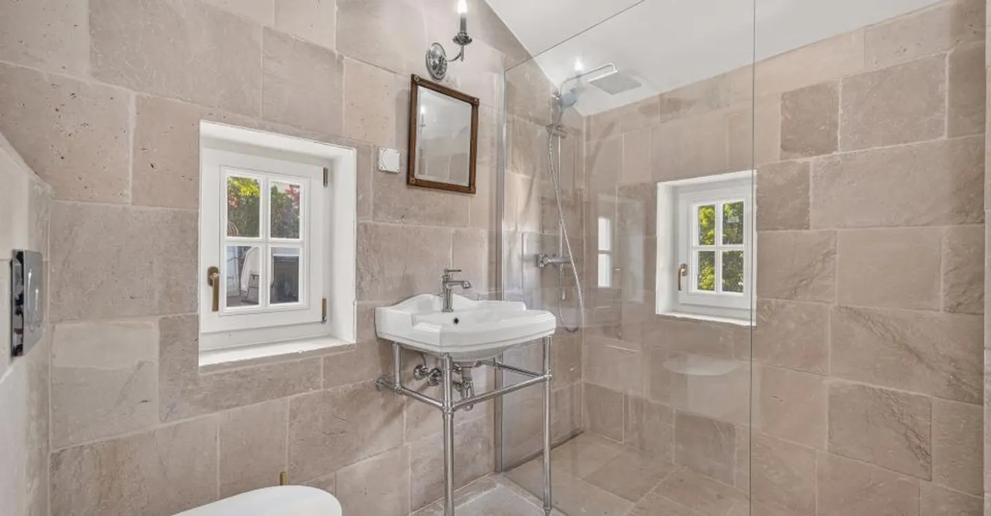A beautiful renovated historic property in the heart of the village, just moments from Nyon - Photo 11 of 16