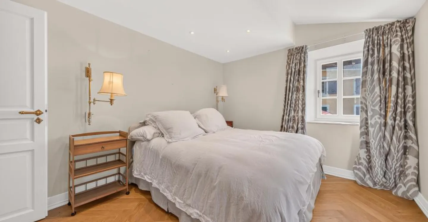A beautiful renovated historic property in the heart of the village, just moments from Nyon - Photo 10 of 16