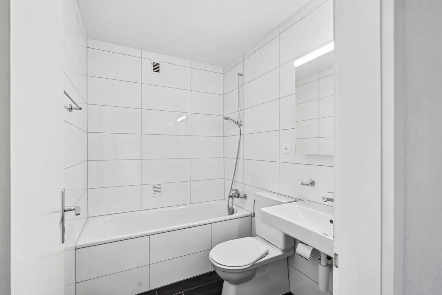 2 Room Apartment - Photo 7 of 10