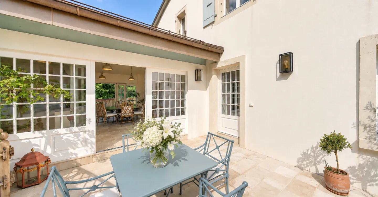 A beautiful renovated historic property in the heart of the village, just moments from Nyon - Photo 15 of 16