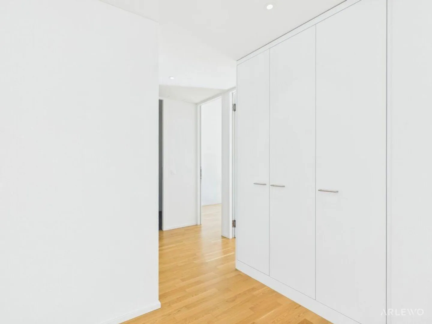 Vivere in alto: 12° piano con panorama sul lago e sulle montagne - Foto 2 di 13