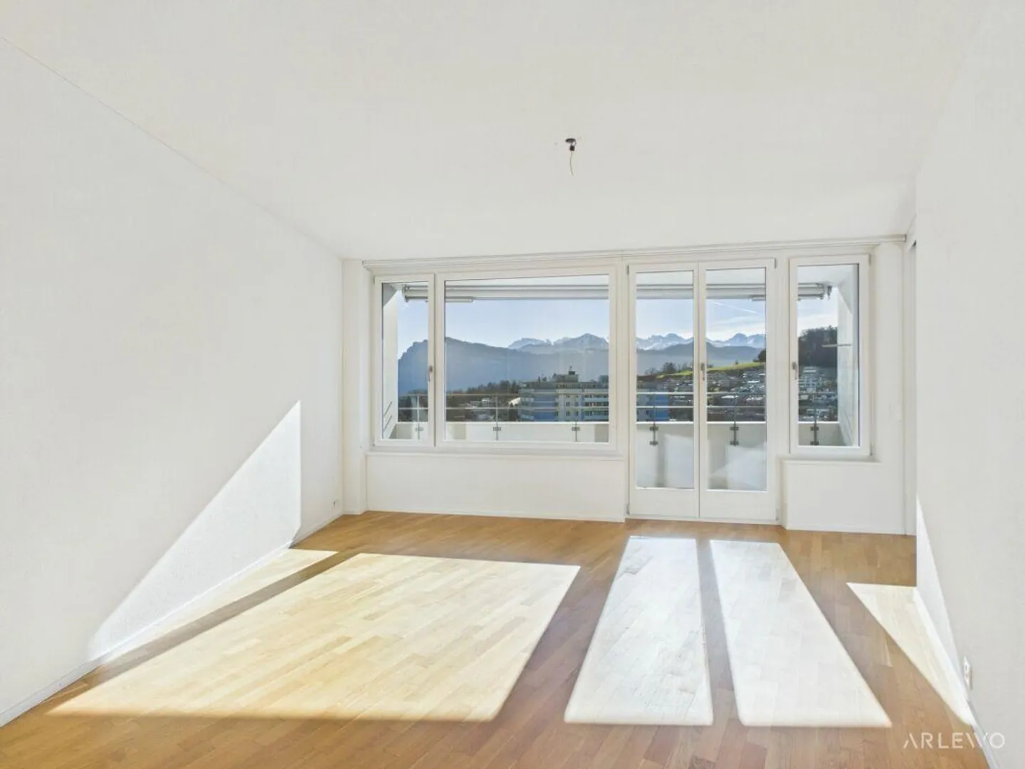 Vivere in alto: 12° piano con panorama sul lago e sulle montagne - Foto 3 di 13