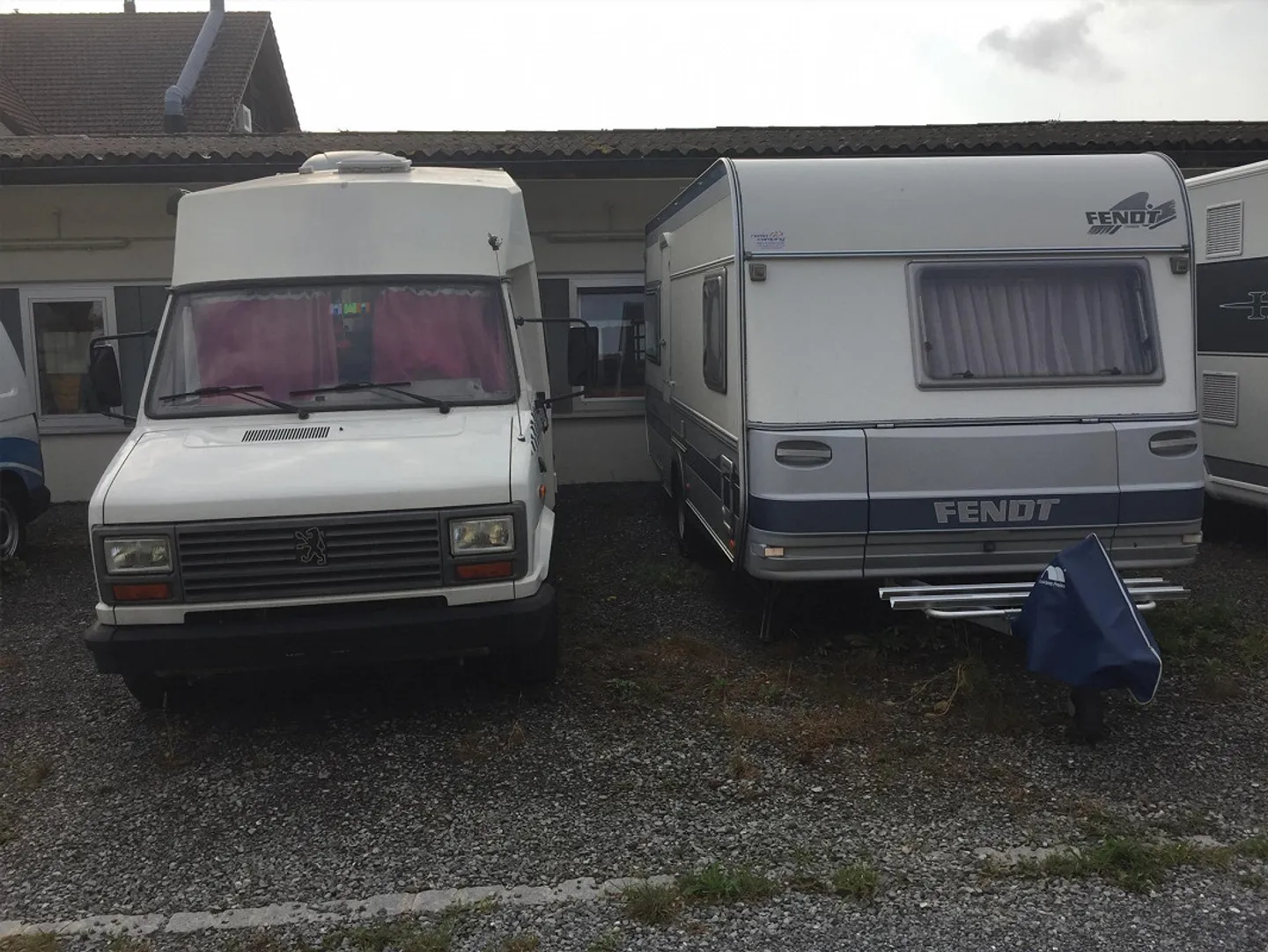 Geräumige Parkplätze verfügbar - Foto 1 von 2