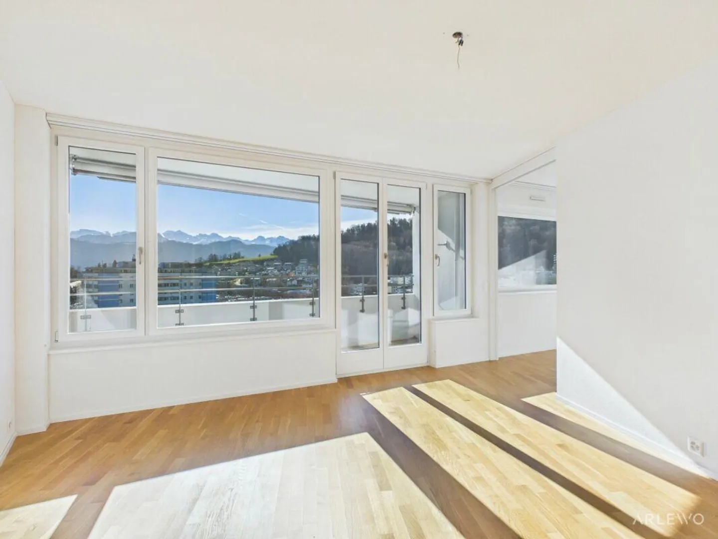 Vivere in alto: 12° piano con panorama sul lago e sulle montagne - Foto 4 di 13