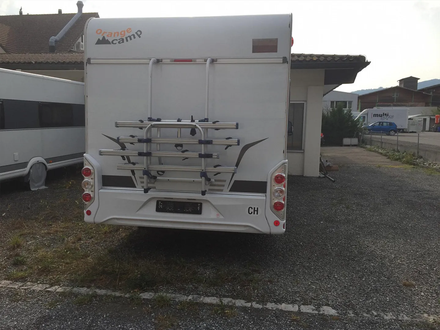 Geräumige Parkplätze verfügbar - Foto 2 von 2