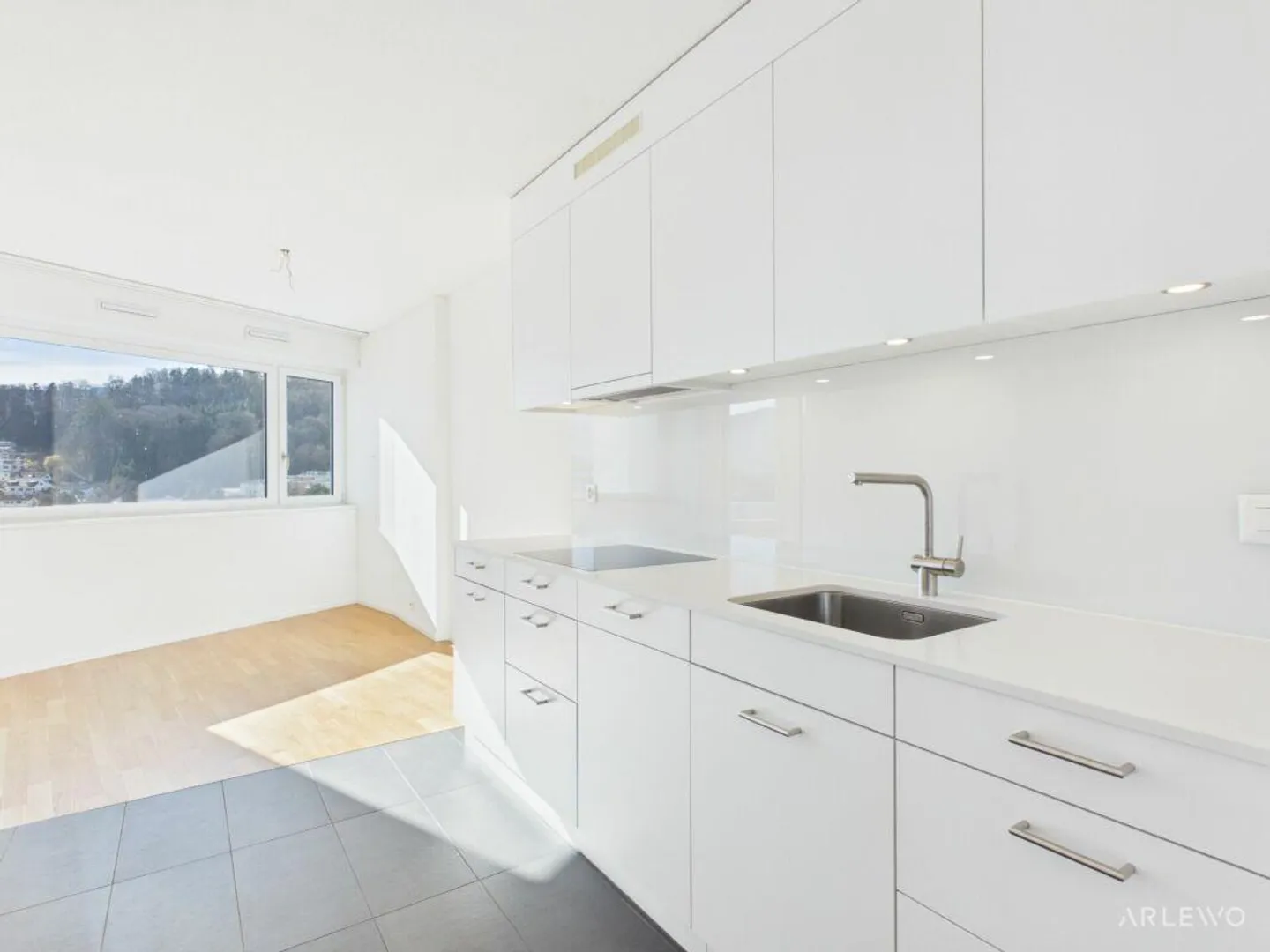 Vivere in alto: 12° piano con panorama sul lago e sulle montagne - Foto 7 di 13