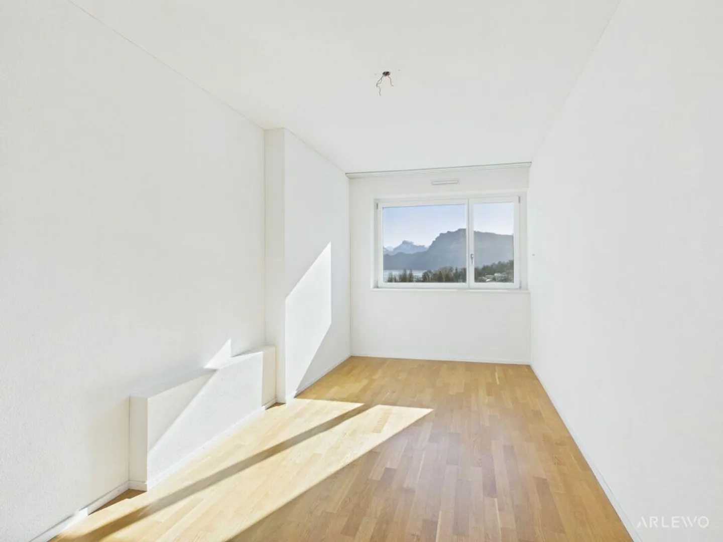 Vivere in alto: 12° piano con panorama sul lago e sulle montagne - Foto 9 di 13