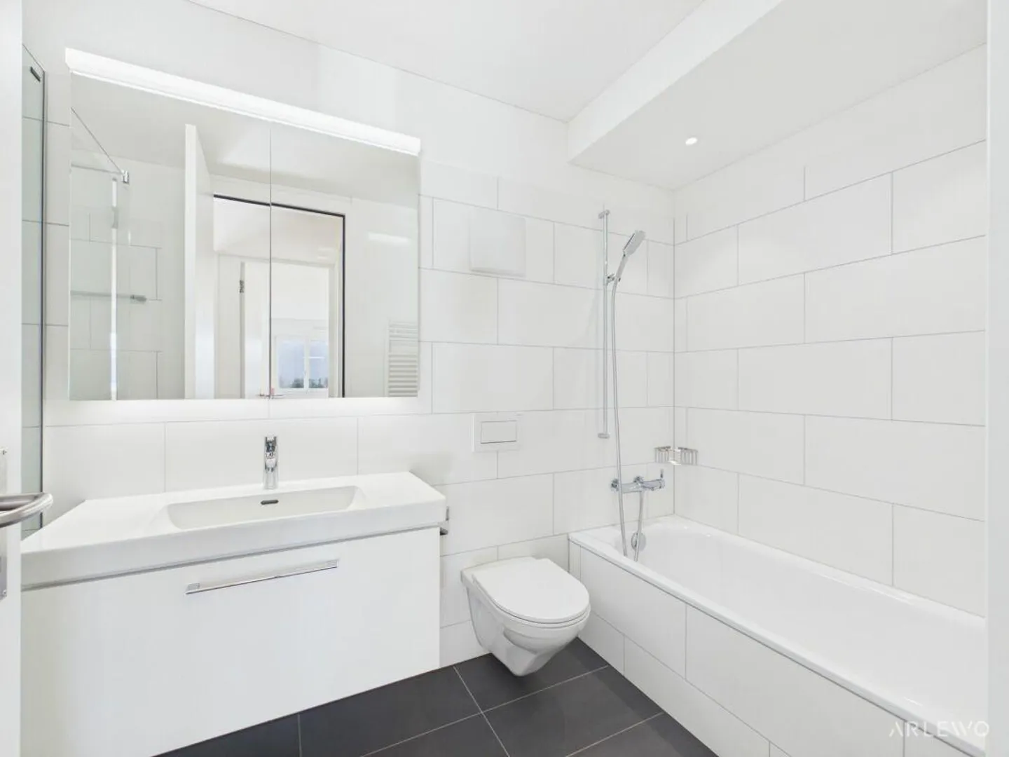 Vivere in alto: 12° piano con panorama sul lago e sulle montagne - Foto 10 di 13