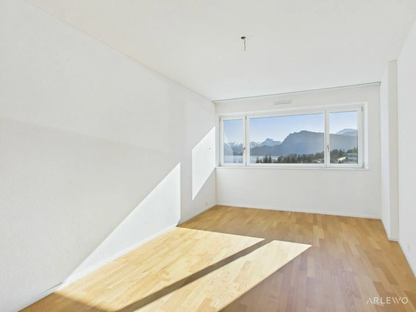 Vivere in alto: 12° piano con panorama sul lago e sulle montagne - Foto 8 di 13