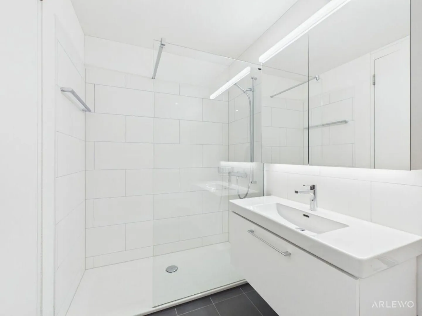 Vivere in alto: 12° piano con panorama sul lago e sulle montagne - Foto 11 di 13