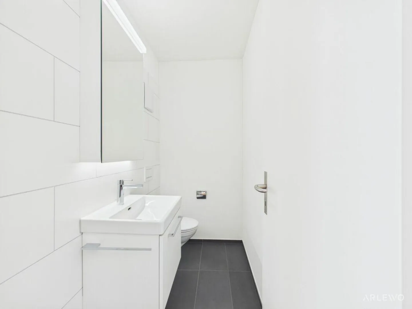 Vivere in alto: 12° piano con panorama sul lago e sulle montagne - Foto 12 di 13