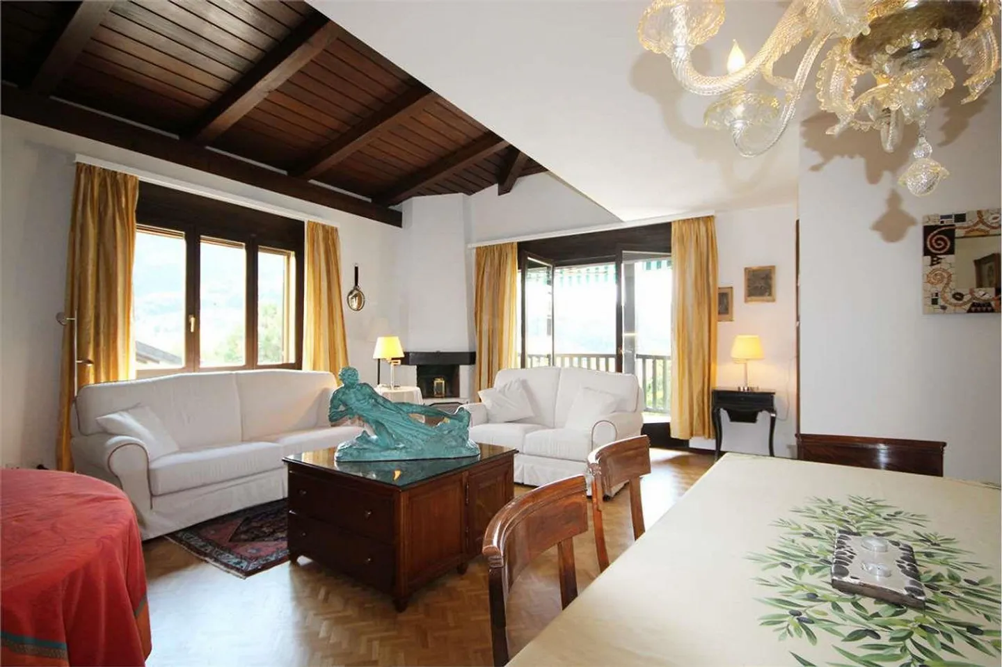 Geräumige 3,5 Zimmer mit offener Aussicht und Parkplätzen - Foto 1 von 9