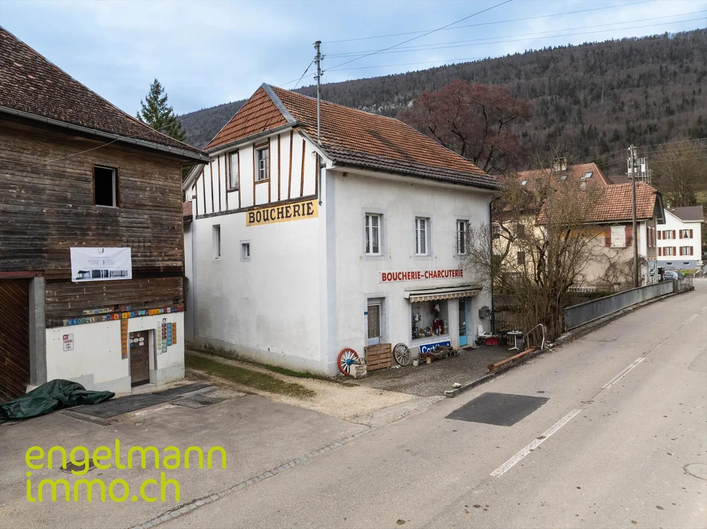 Village house with 6.5-room apartment, shop and annexes - Photo 1 of 13