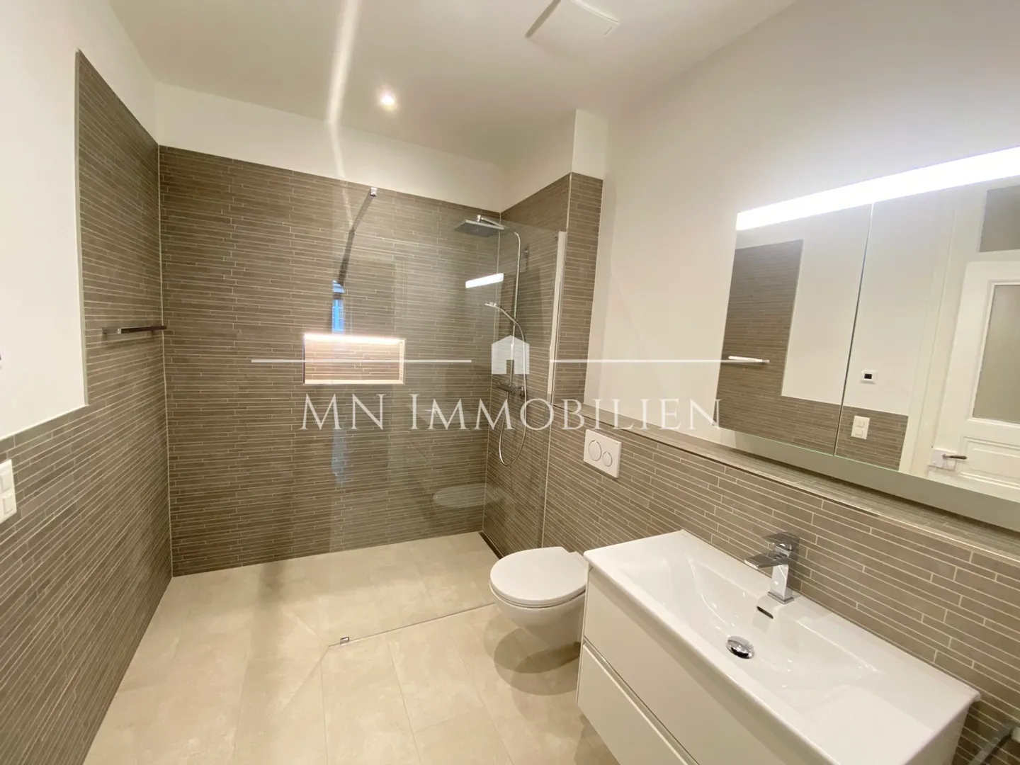 Exclusive Ground-Floor Apartment - Photo 2 of 4