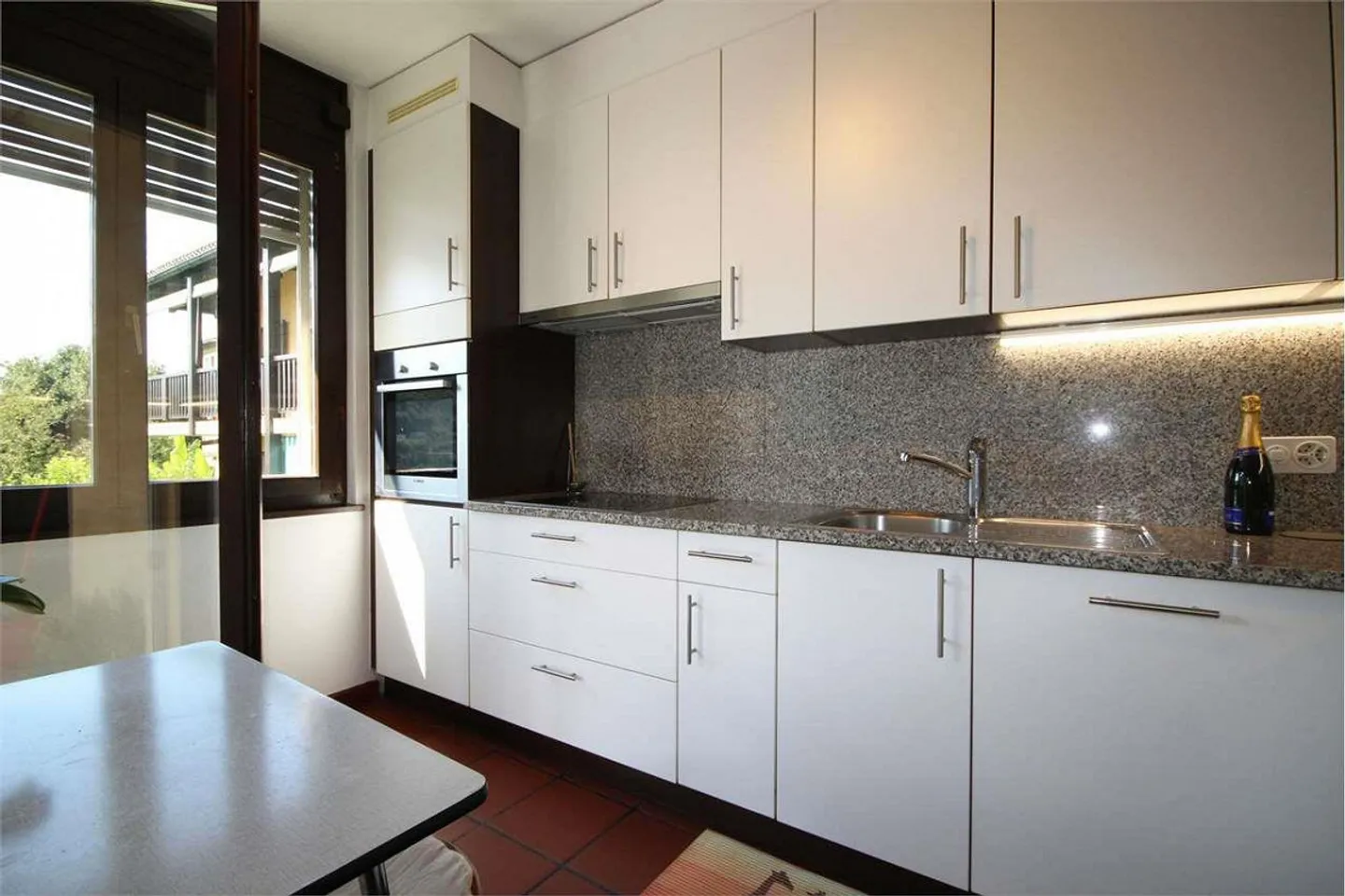 Geräumige 3,5 Zimmer mit offener Aussicht und Parkplätzen - Foto 3 von 9