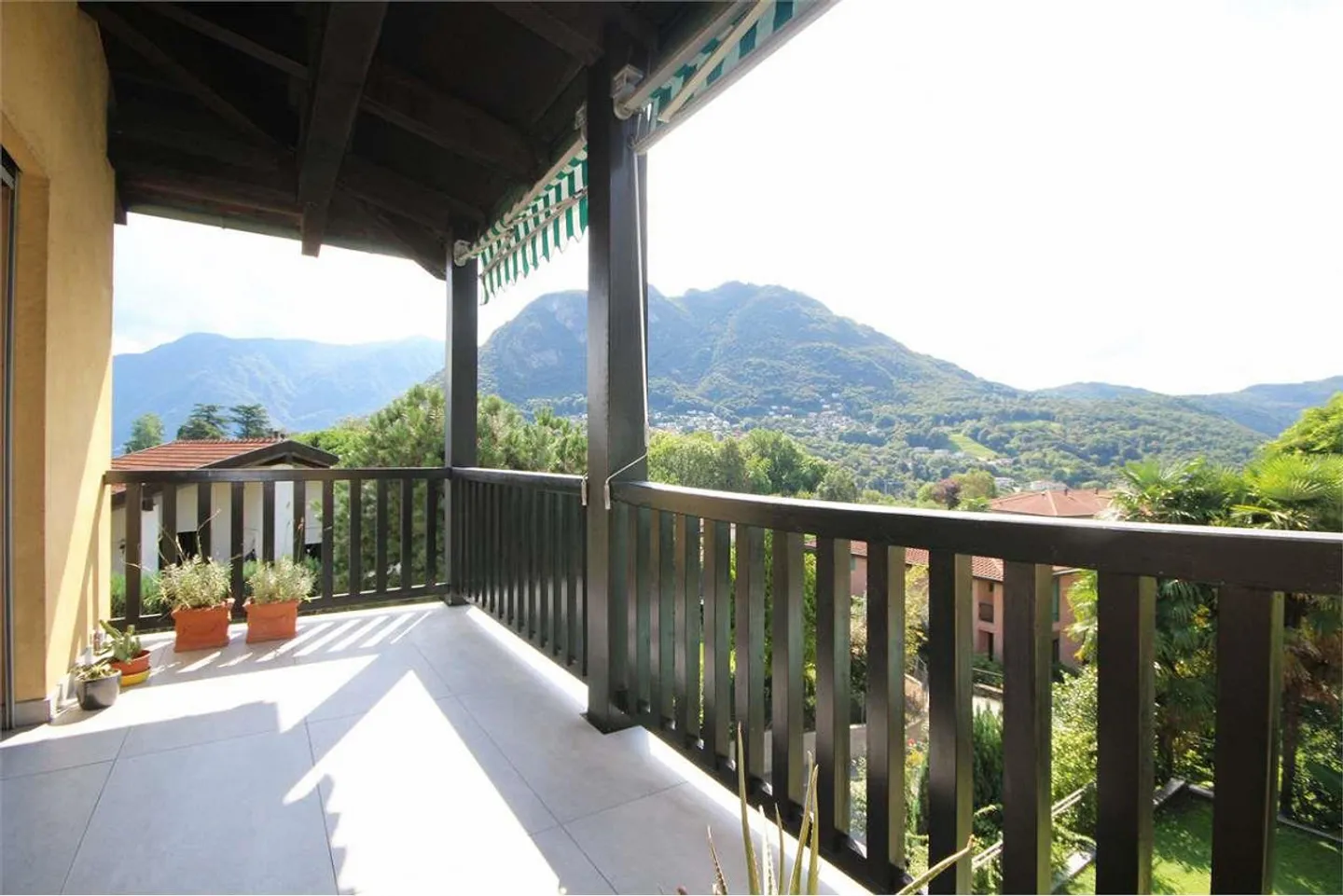 Geräumige 3,5 Zimmer mit offener Aussicht und Parkplätzen - Foto 2 von 9