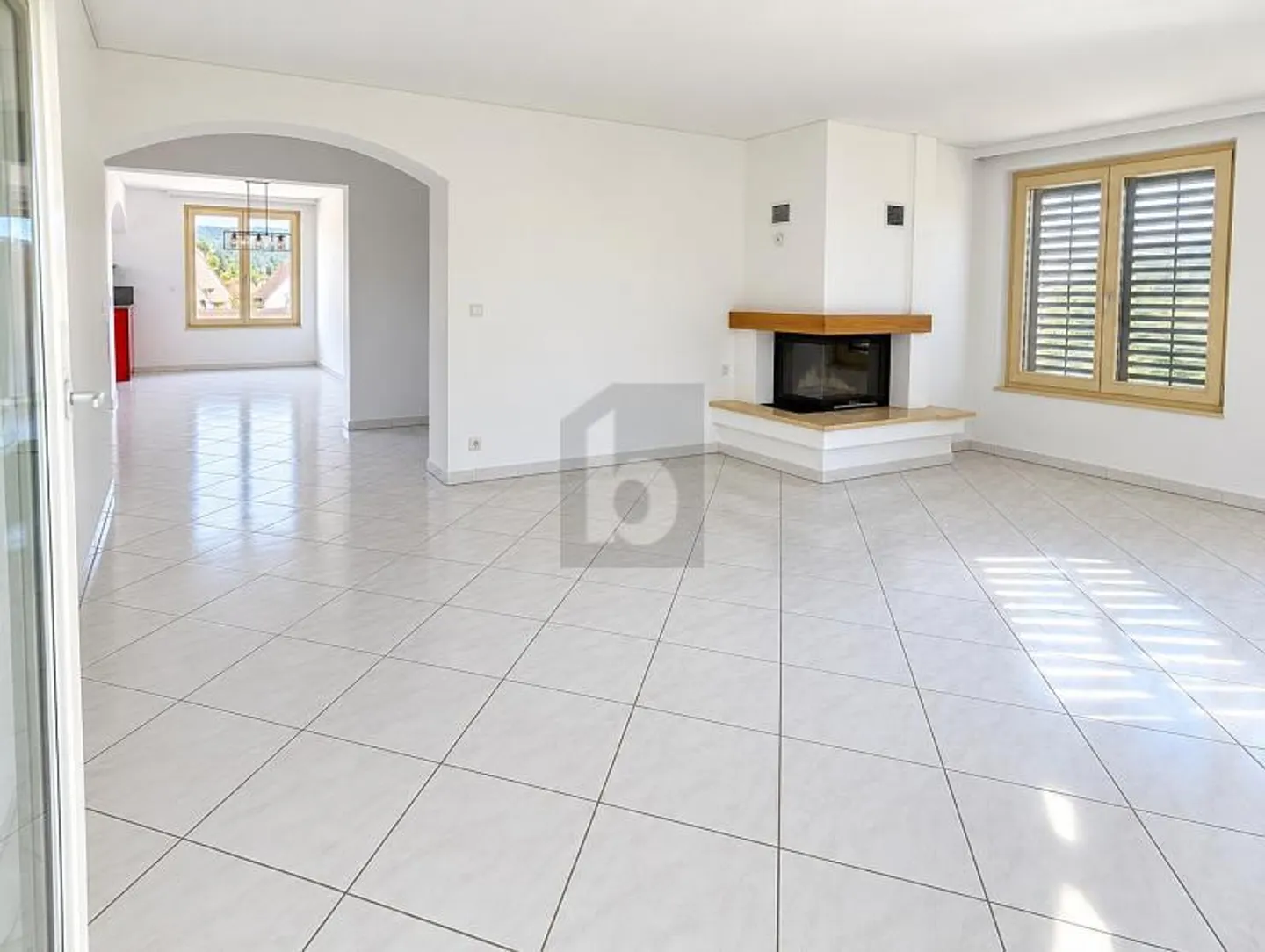 BRIGHT APARTMENT WITH FIREPLACE IN CENTRAL LOCATION - Photo 1 of 6