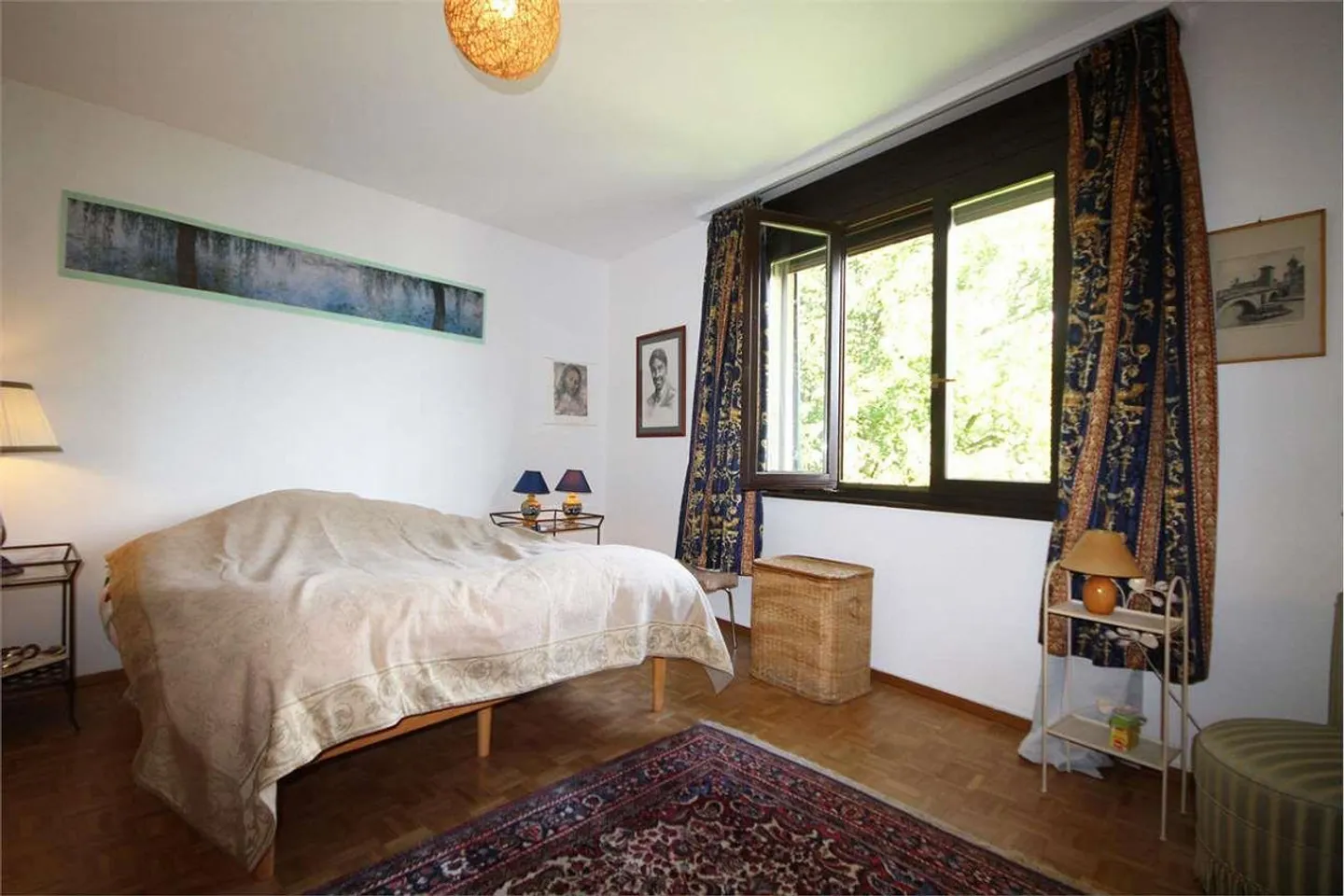 Geräumige 3,5 Zimmer mit offener Aussicht und Parkplätzen - Foto 4 von 9