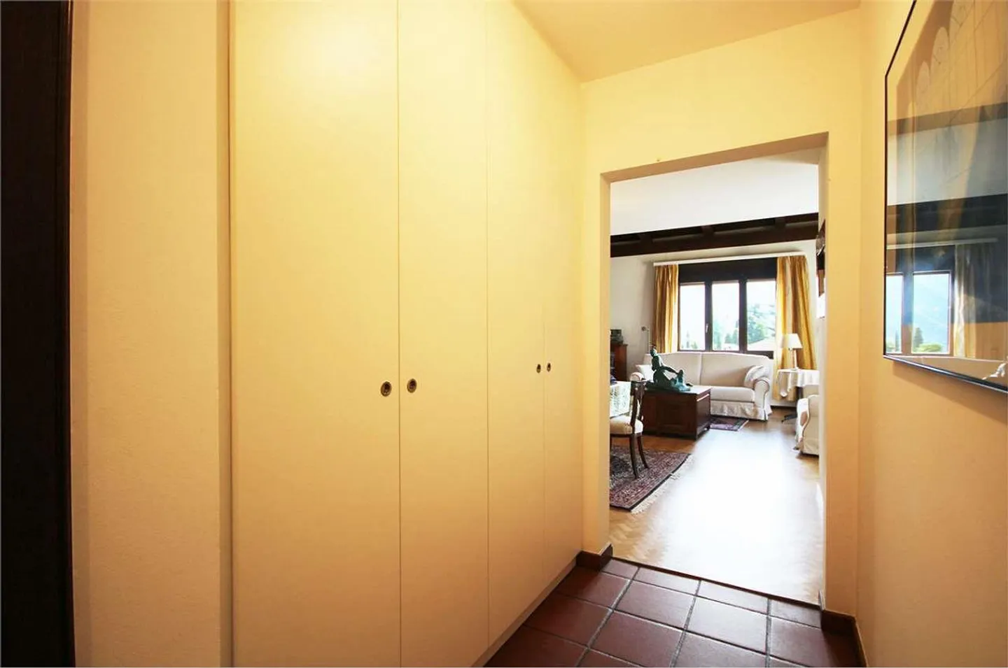 Geräumige 3,5 Zimmer mit offener Aussicht und Parkplätzen - Foto 8 von 9