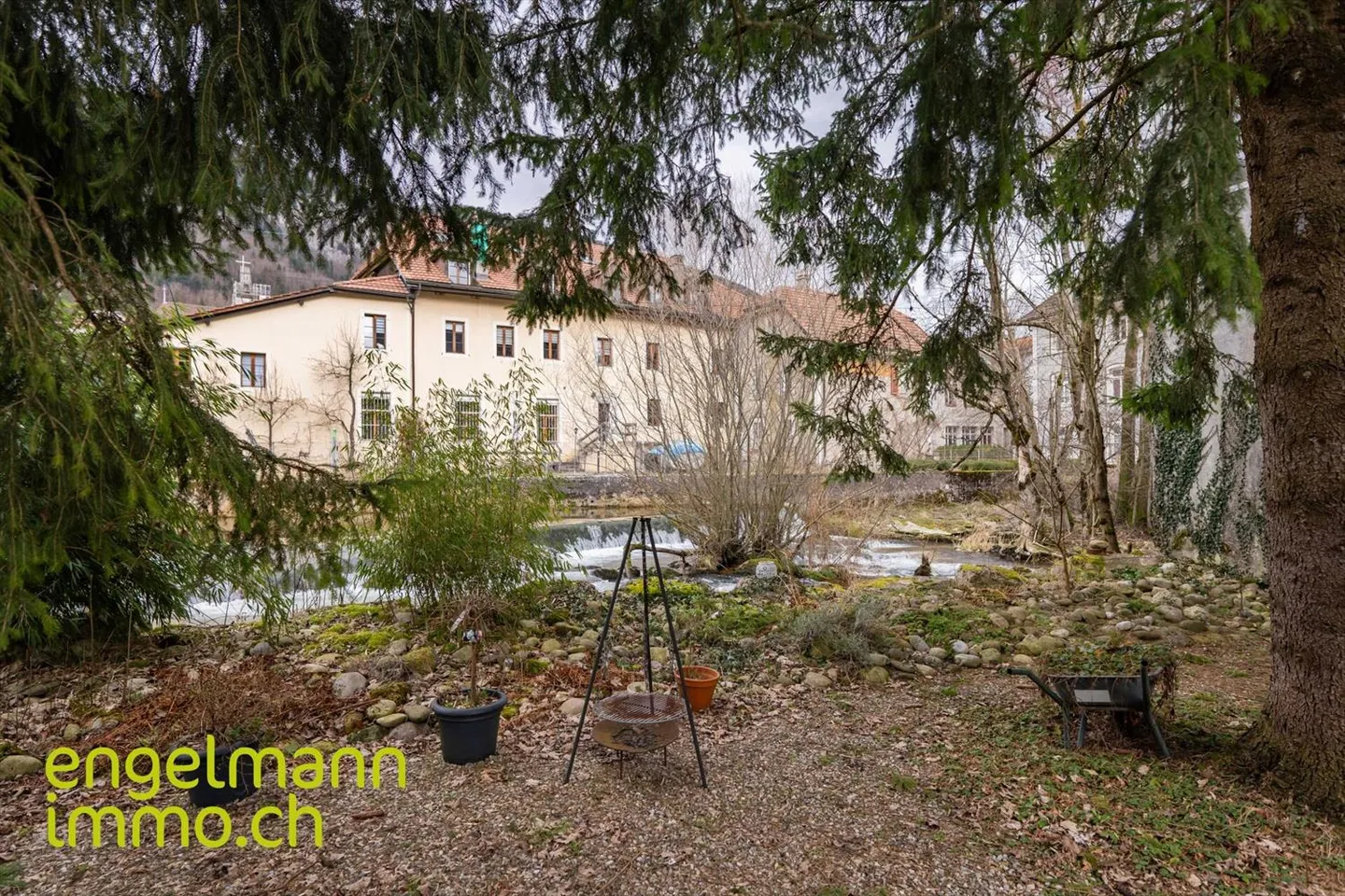 Village house with 6.5-room apartment, shop and annexes - Photo 12 of 13