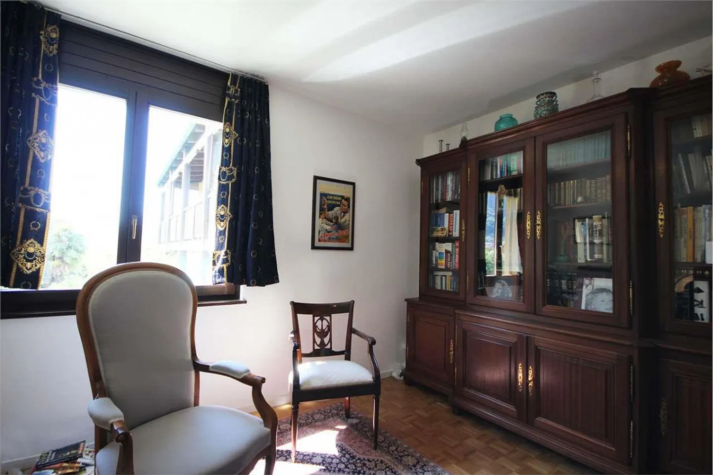 Geräumige 3,5 Zimmer mit offener Aussicht und Parkplätzen - Foto 5 von 9