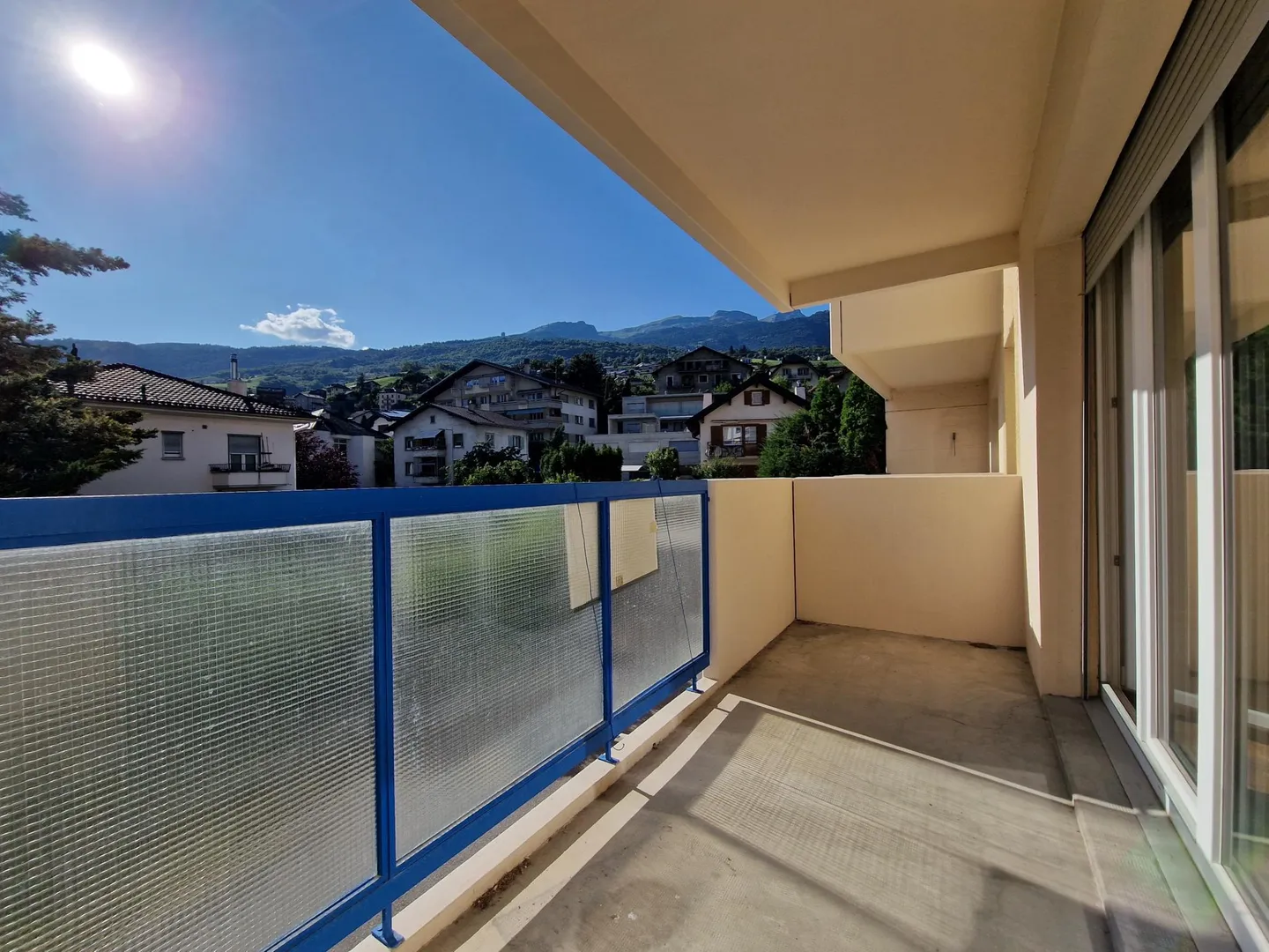 Incantevole appartamento ristrutturato di 4,5 locali con vista, tre balconi e posto auto - Foto 1 di 14