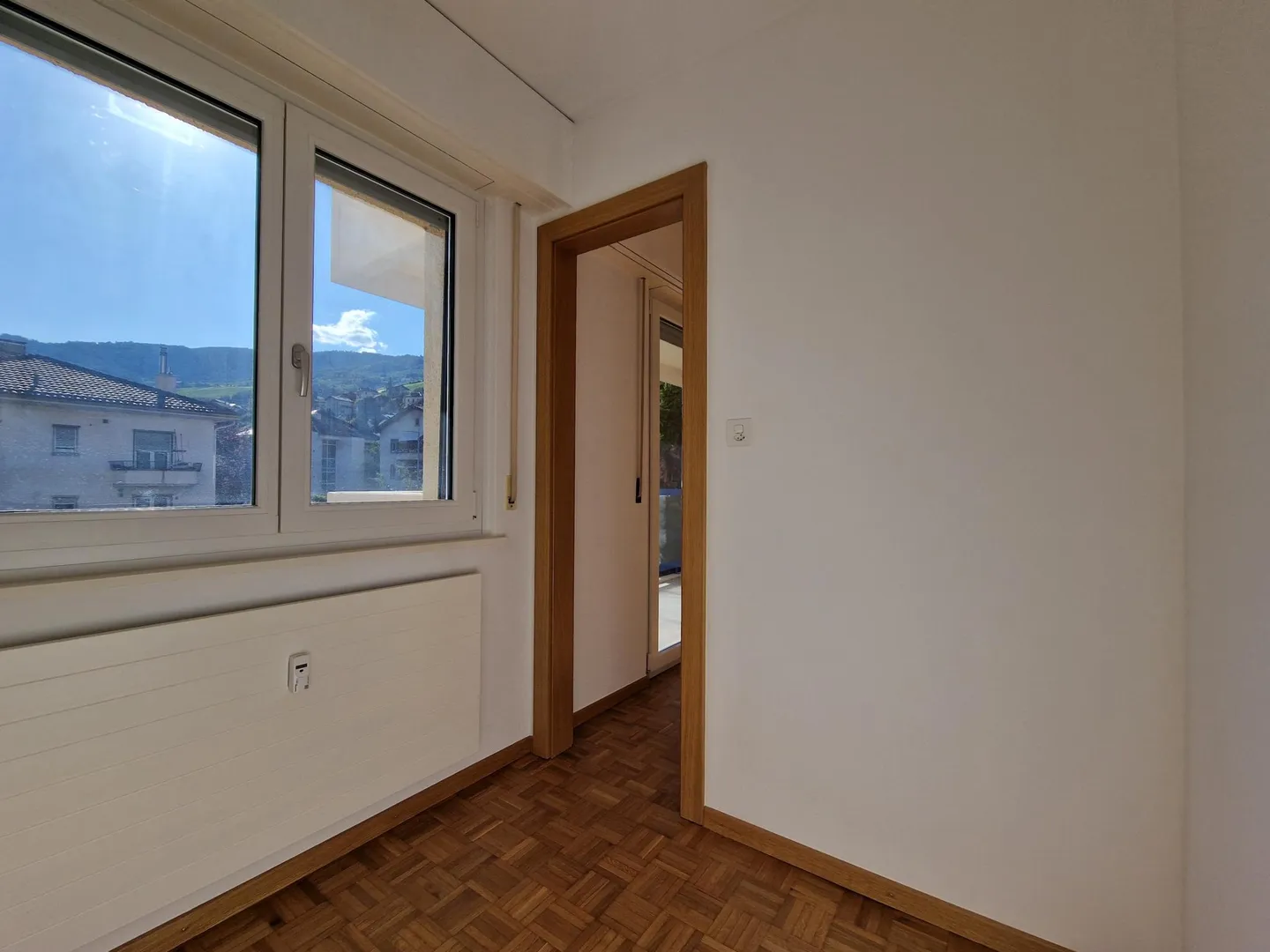 Incantevole appartamento ristrutturato di 4,5 locali con vista, tre balconi e posto auto - Foto 9 di 14