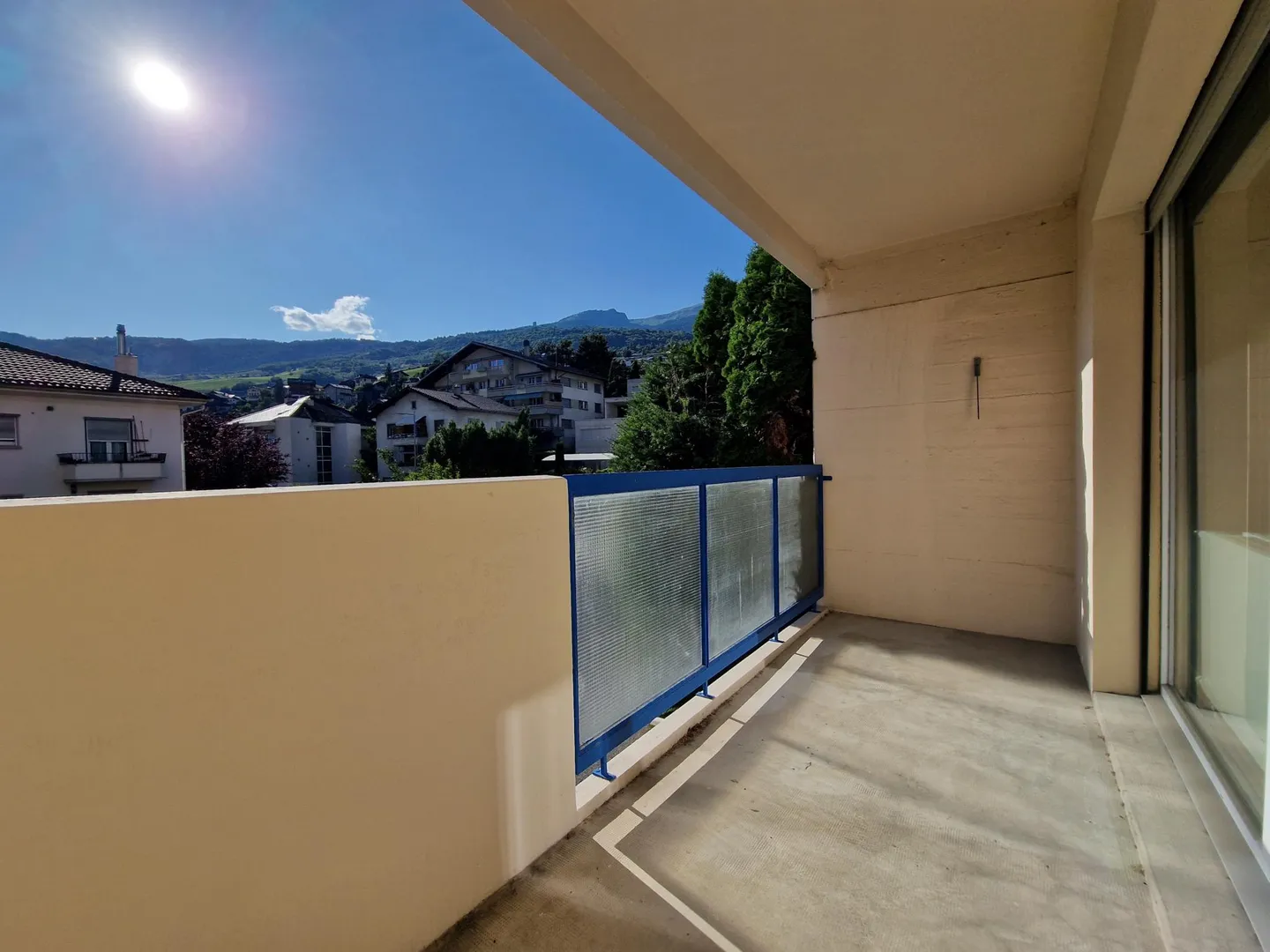 Incantevole appartamento ristrutturato di 4,5 locali con vista, tre balconi e posto auto - Foto 10 di 14