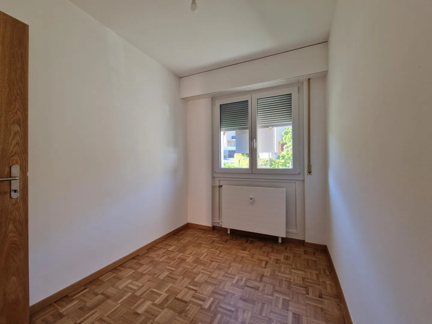 Incantevole appartamento ristrutturato di 4,5 locali con vista, tre balconi e posto auto - Foto 6 di 14