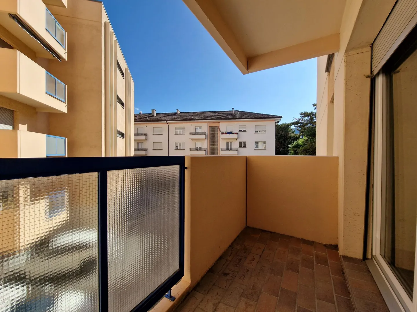 Incantevole appartamento ristrutturato di 4,5 locali con vista, tre balconi e posto auto - Foto 13 di 14