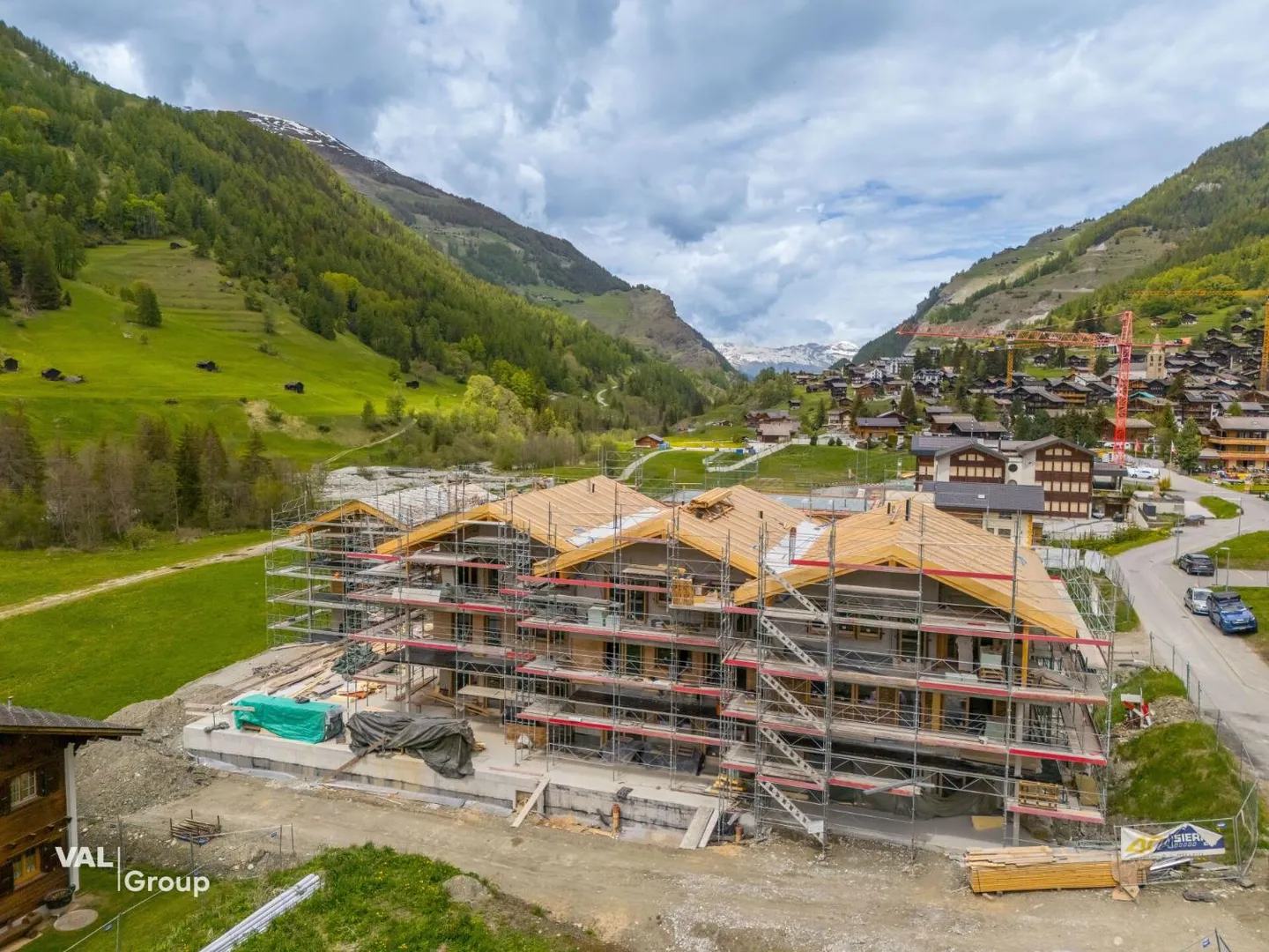 Un 4.5 pièces d'exception avec terrasse & jardin face aux sommets - Foto 2 di 9