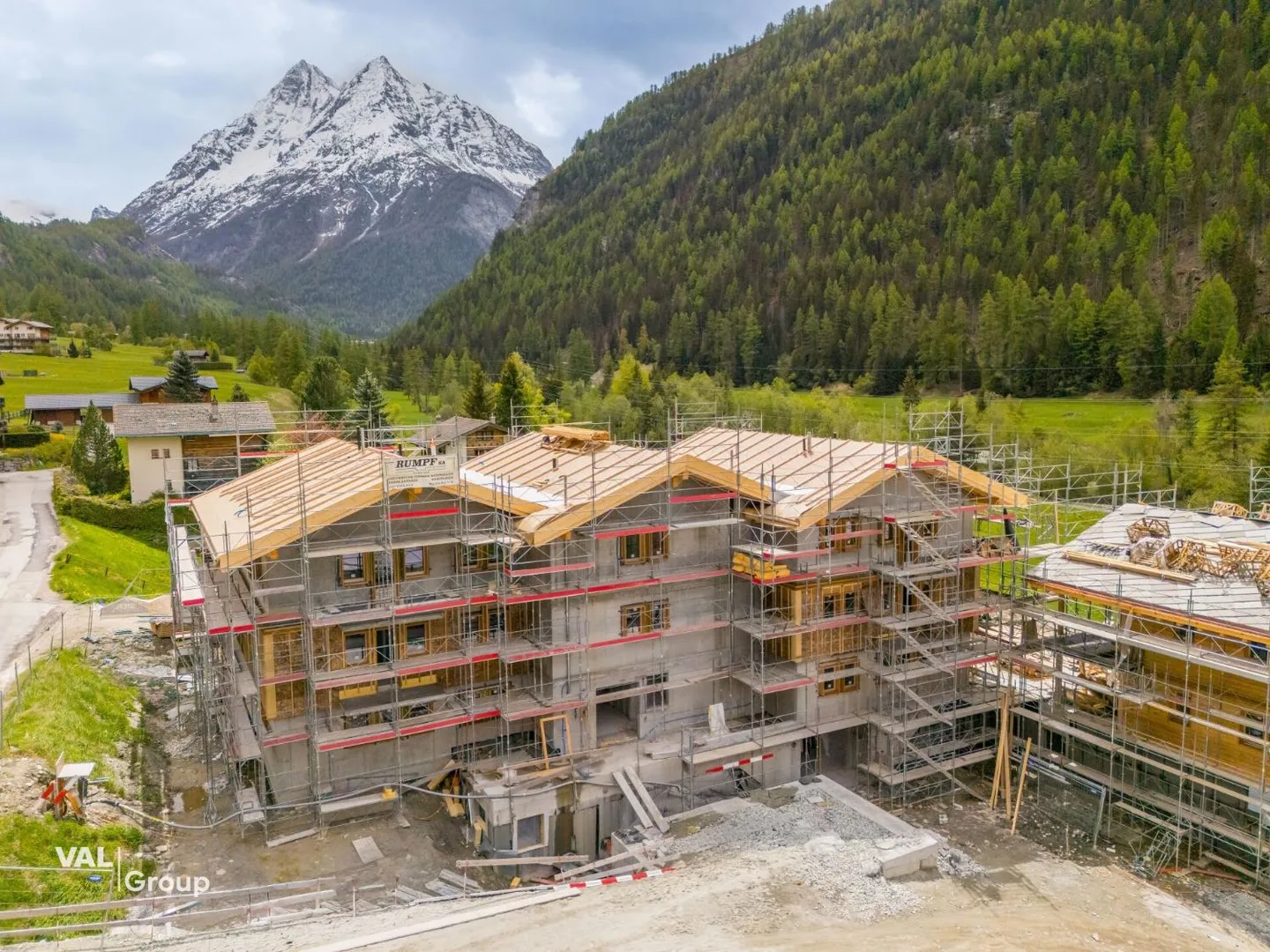 Un 4.5 pièces d'exception avec terrasse & jardin face aux sommets - Foto 1 di 9