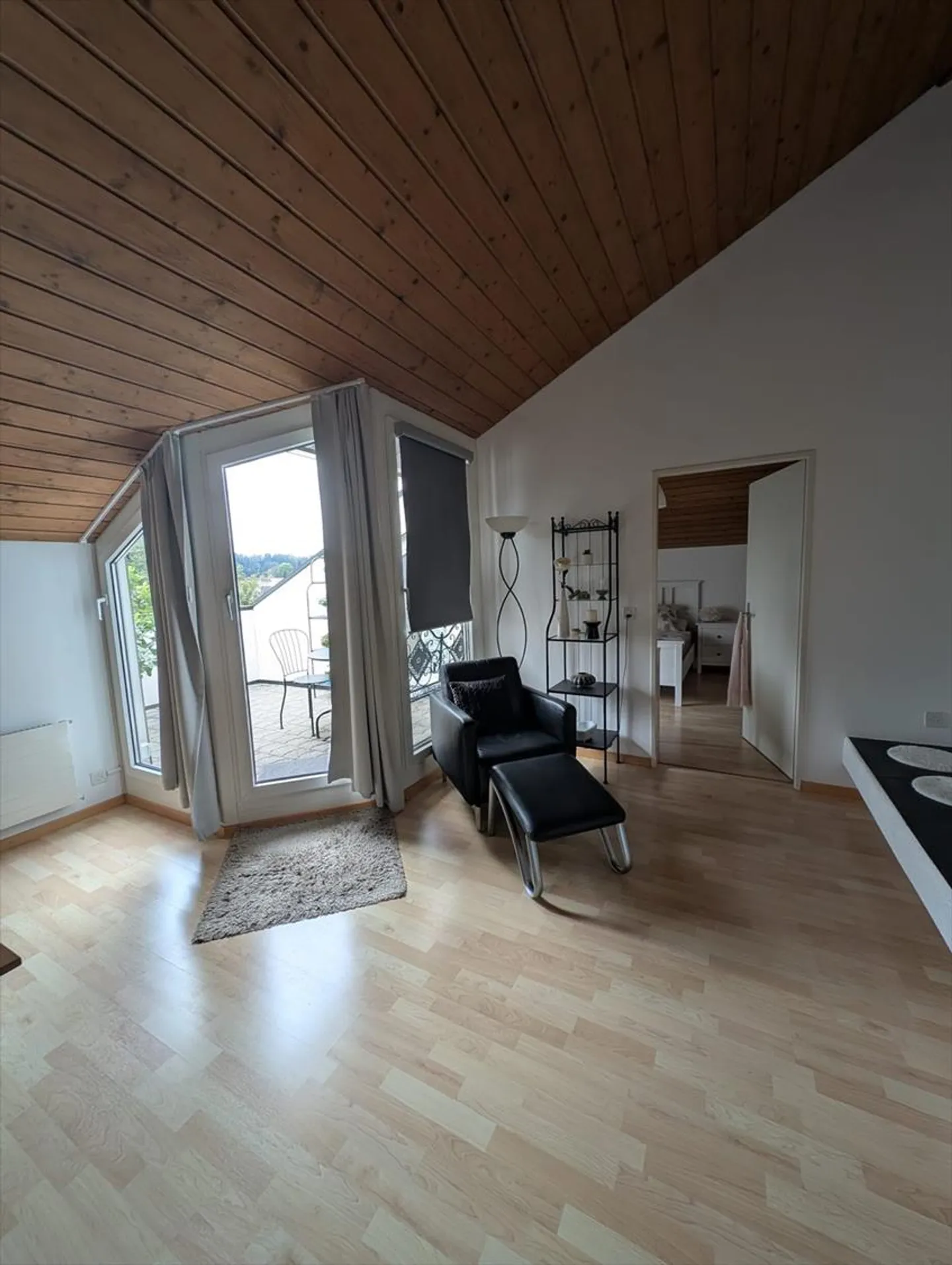 Ampio appartamento mansardato con 2 ripostigli nell'appartamento! - Foto 3 di 8