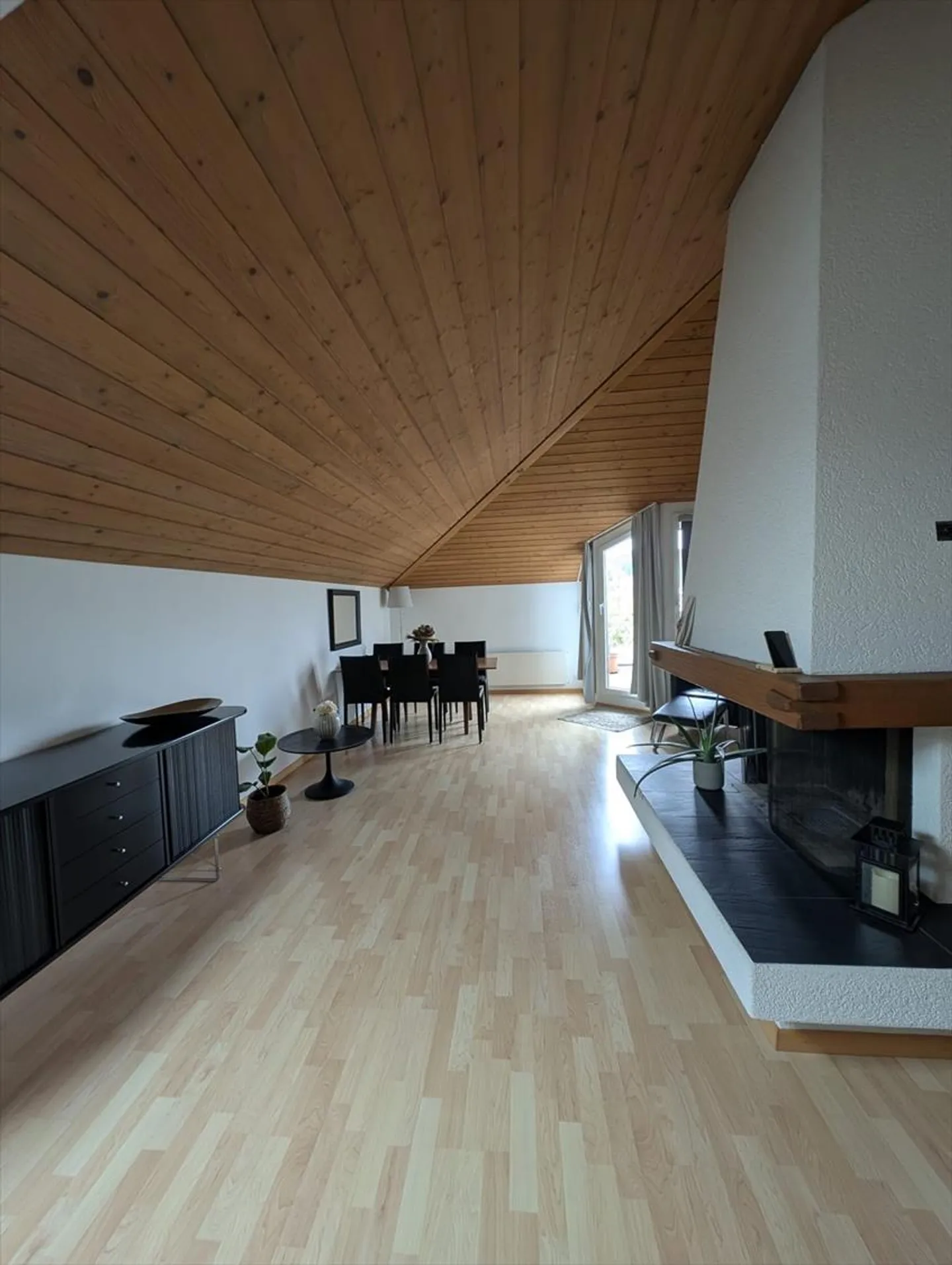 Ampio appartamento mansardato con 2 ripostigli nell'appartamento! - Foto 4 di 8