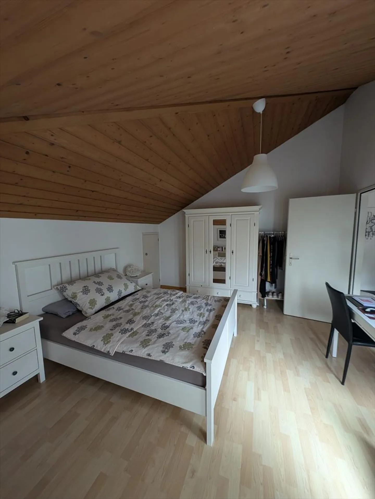 Ampio appartamento mansardato con 2 ripostigli nell'appartamento! - Foto 5 di 8