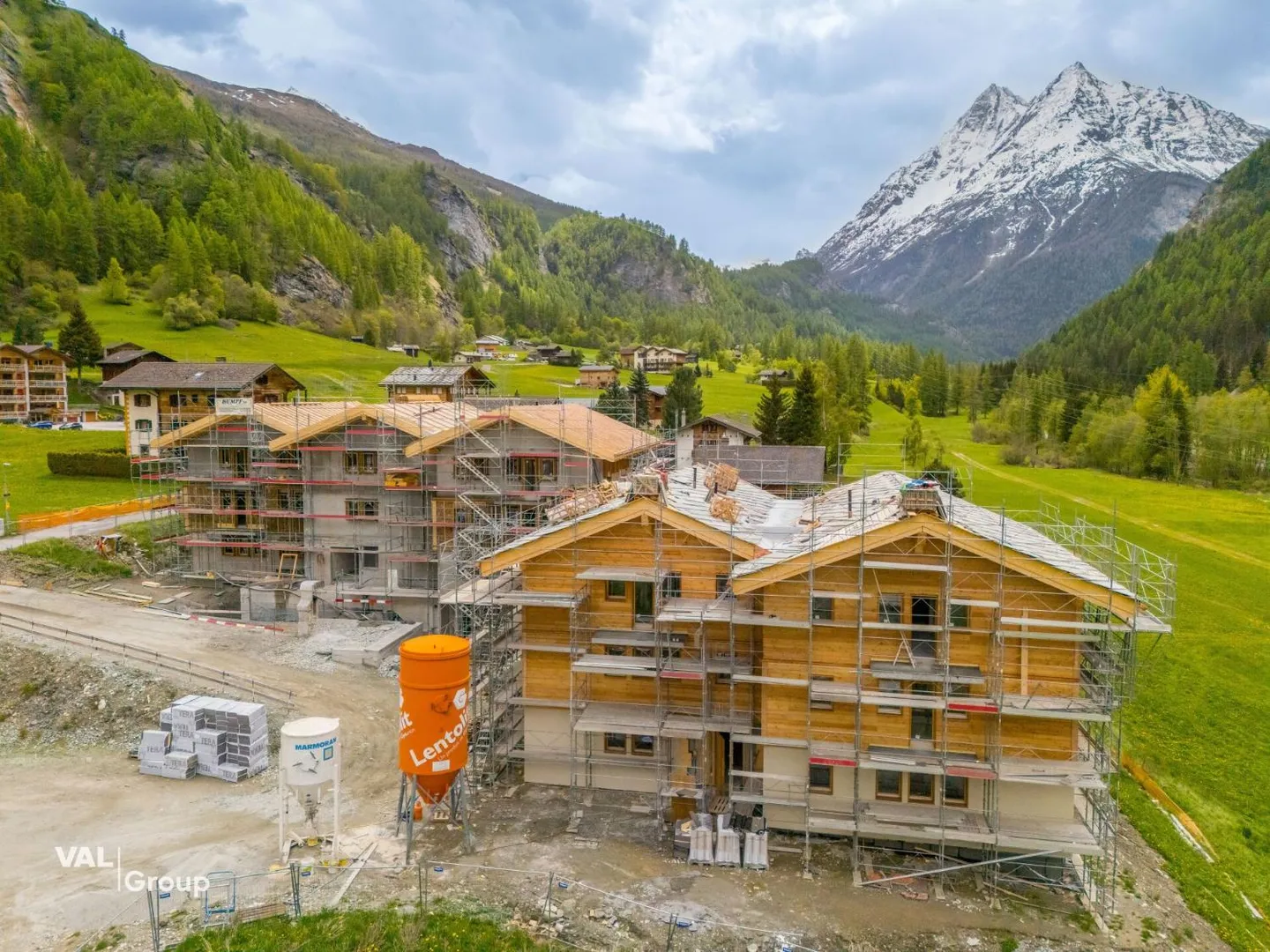 Un 4.5 pièces d'exception avec terrasse & jardin face aux sommets - Foto 7 di 9