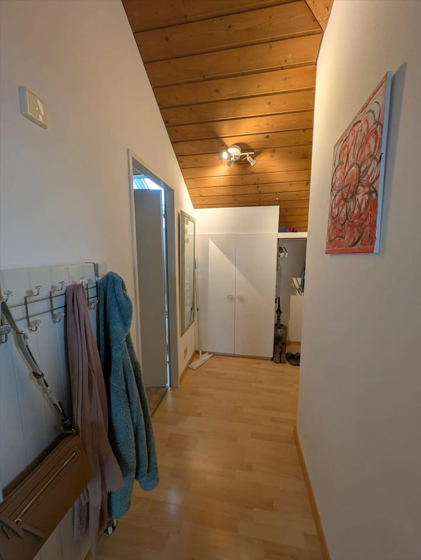 Ampio appartamento mansardato con 2 ripostigli nell'appartamento! - Foto 8 di 8