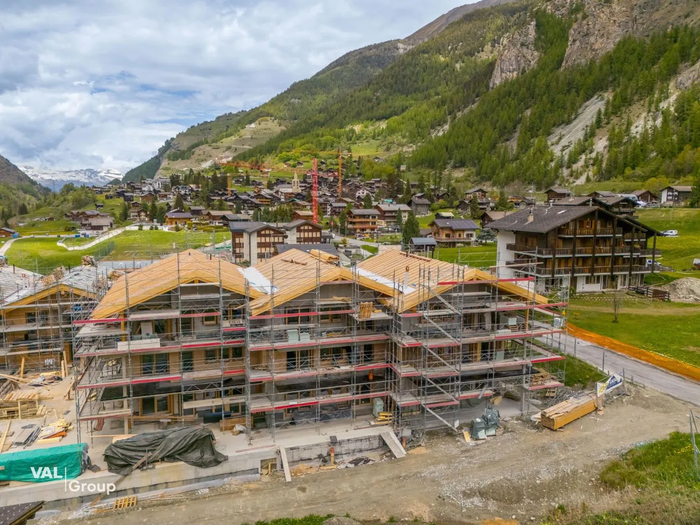 Un 4.5 pièces d'exception avec terrasse & jardin face aux sommets - Foto 8 di 9