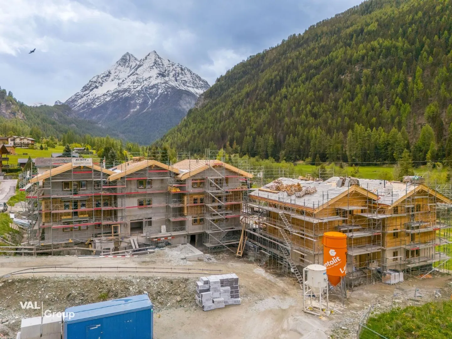 Un 4.5 pièces d'exception avec terrasse & jardin face aux sommets - Foto 9 di 9
