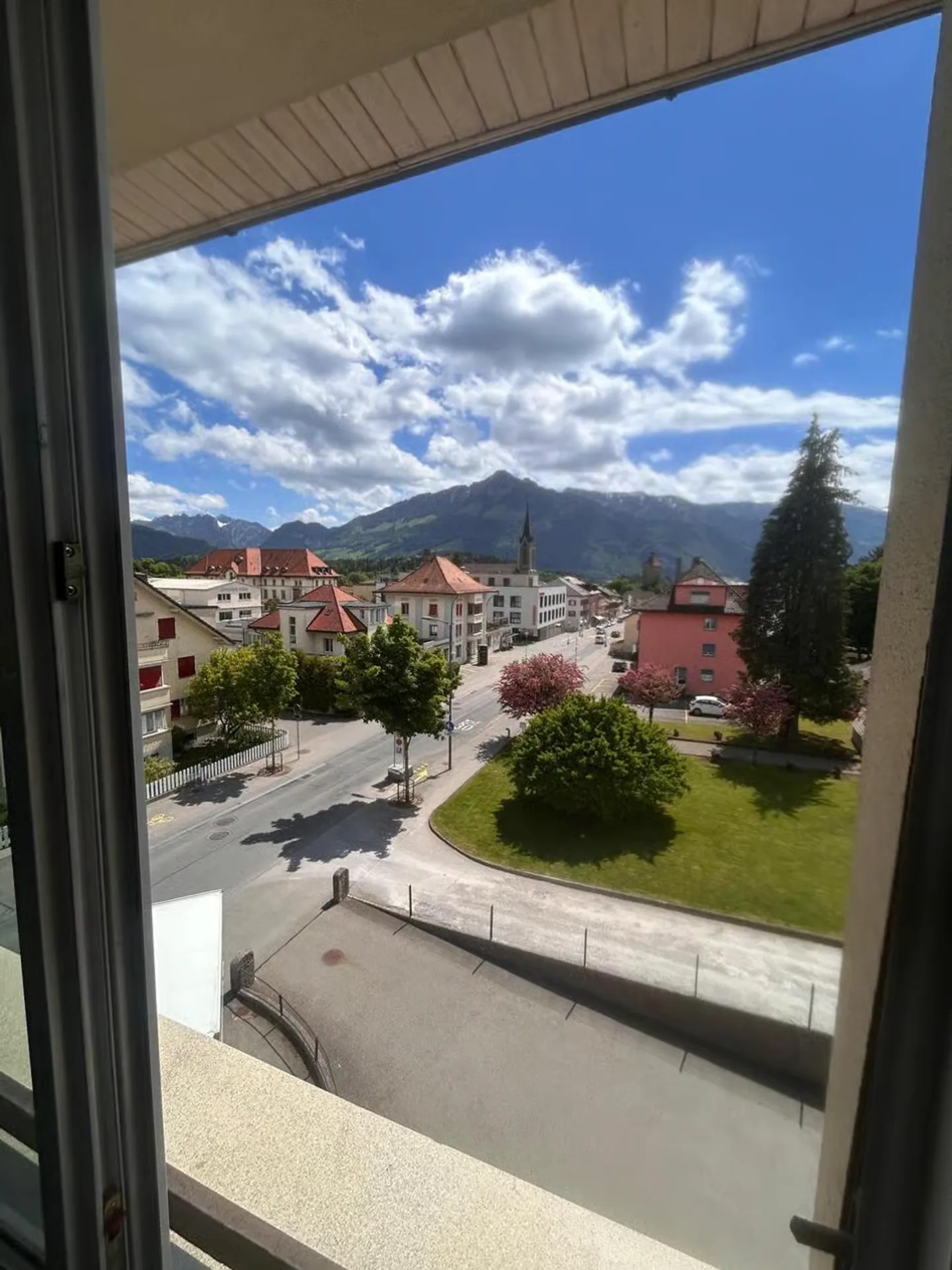 Dernière chambre meublée entièrement rénovée - emplacement idéal à La Tour-de-Tr - Photo 5 of 6