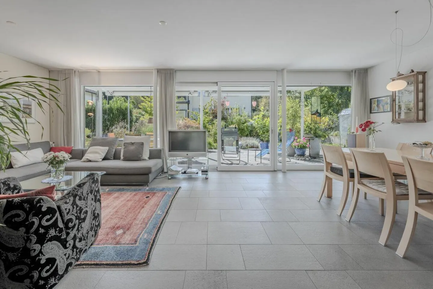 Appartamento giardino di alta qualità con 4,5 stanze in una casa bifamiliare privata - Foto 4 di 16