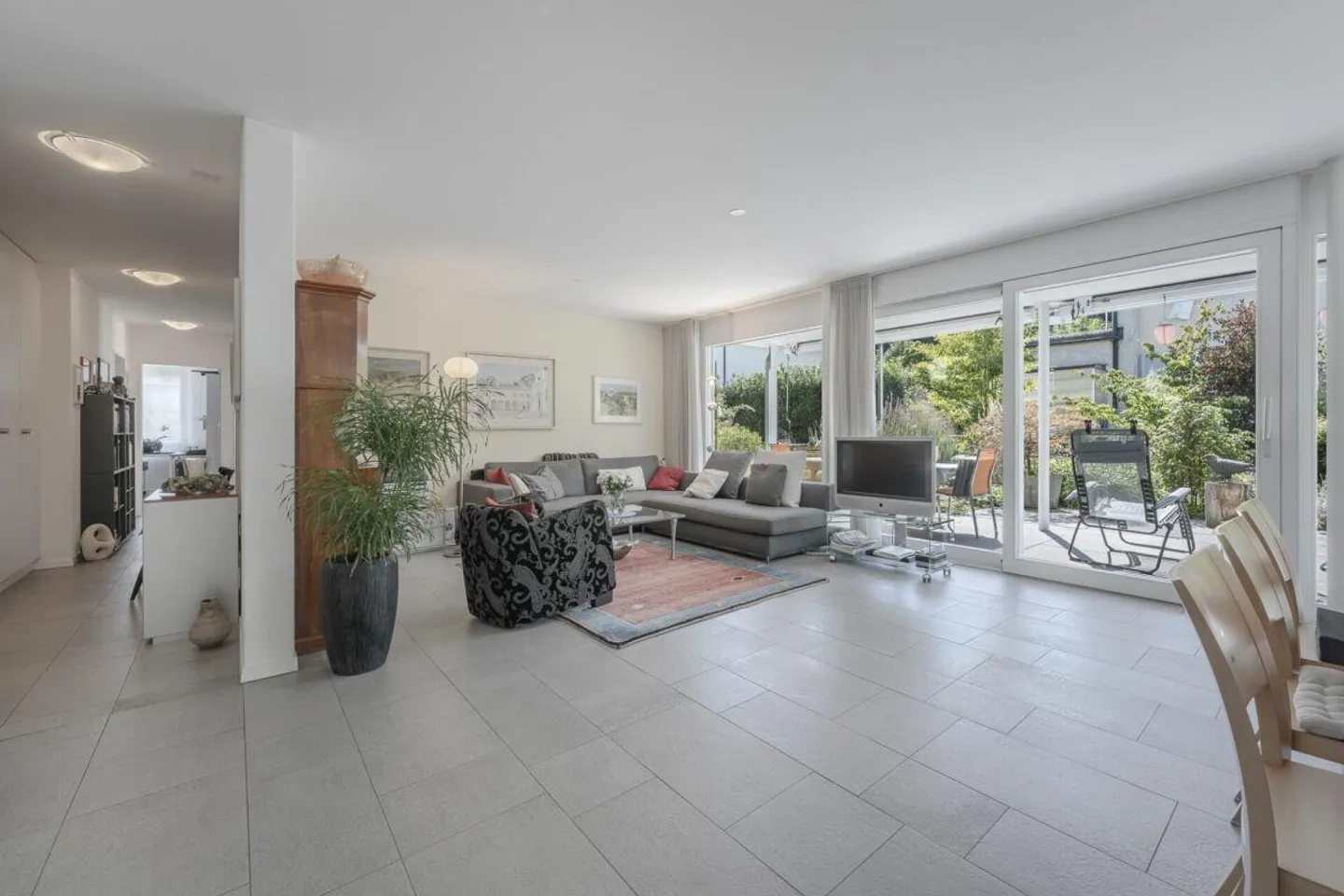 Appartamento giardino di alta qualità con 4,5 stanze in una casa bifamiliare privata - Foto 6 di 16