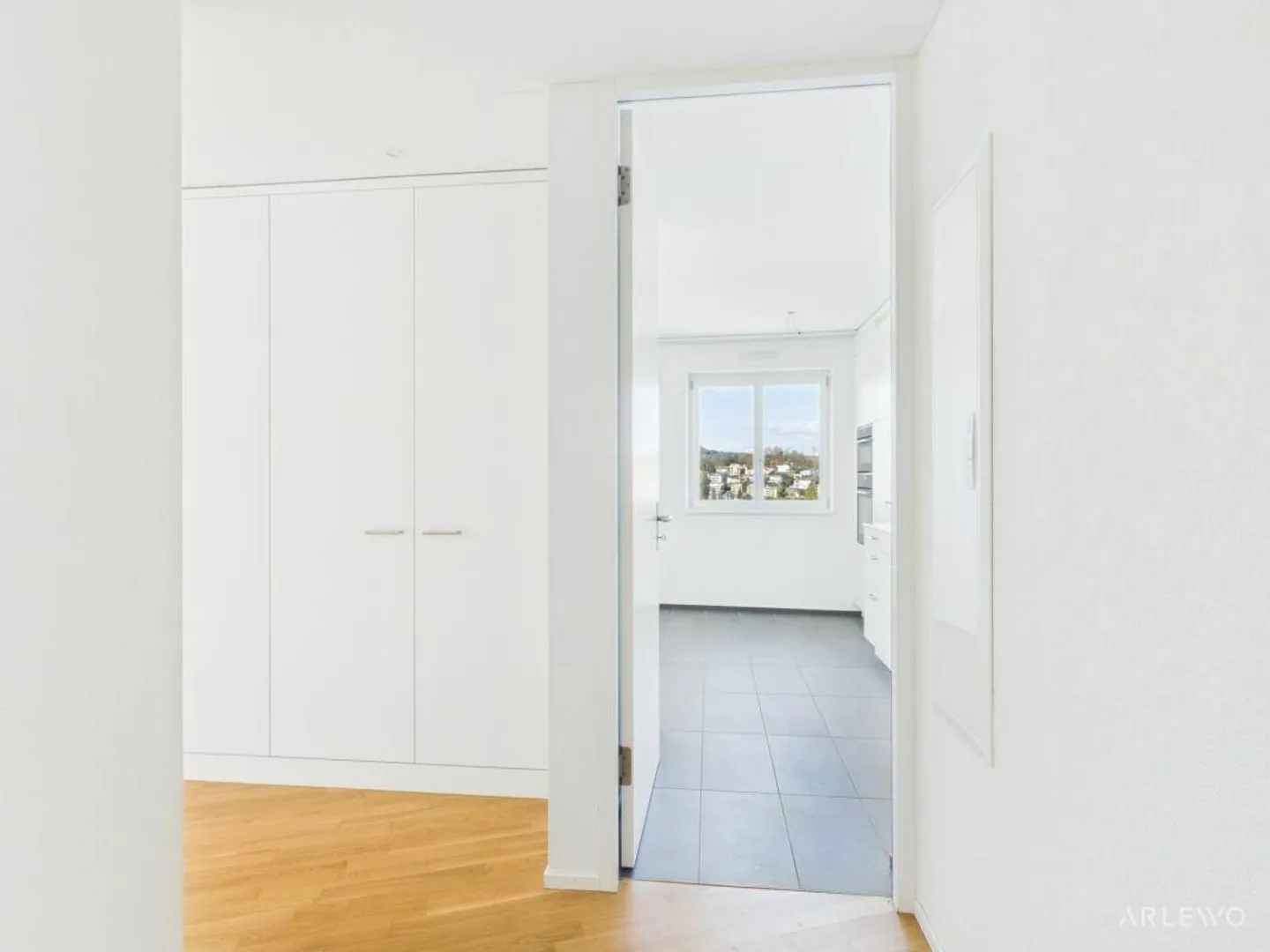 Vivere con vista: 14° piano, lago e montagne a portata di mano - Foto 2 di 13