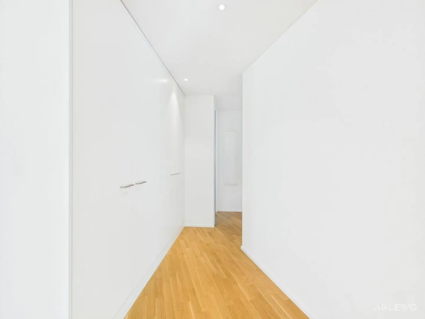 Vivere con vista: 14° piano, lago e montagne a portata di mano - Foto 4 di 13