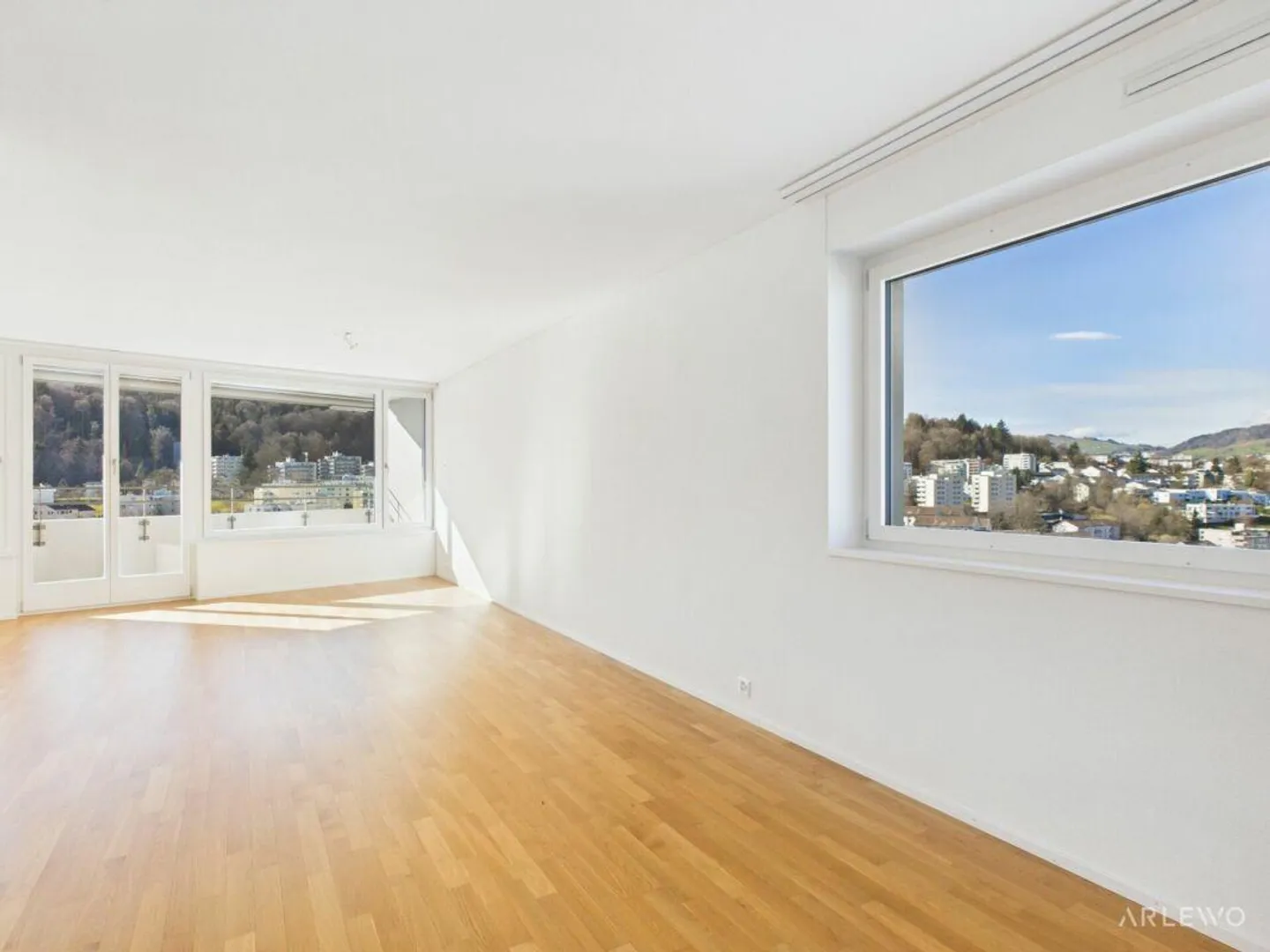 Vivere con vista: 14° piano, lago e montagne a portata di mano - Foto 6 di 13